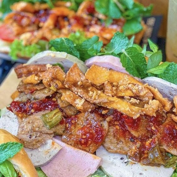 Bánh Mì Đậu Hũ Cay Bánh Mì Xanh - đậu hũ chiên giòn ớt cay đặc trưng