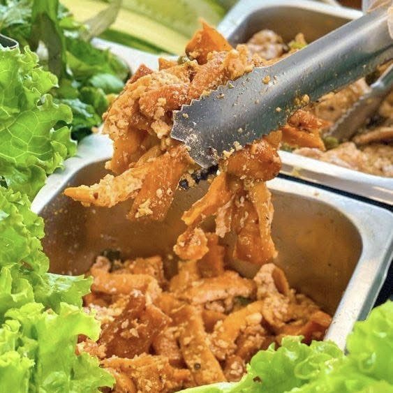 Nguyên liệu chế biến Bánh Mì Xanh - chả lát cay nhồi tay với rau xanh tươi mỗi ngày